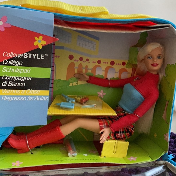 College Style Barbie - Picture 3 of 3
